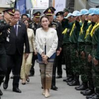 Premierministerin Paetongtarn Shinawatra kommt im Santi Maitri-Gebäude des Regierungsgebäudes in Bangkok an, um der Veranstaltung „Joining Force, Joining Hearts“ vorzusitzen, bei der am Freitag Agenturen und Vertreter freiwilliger Rettungsgruppen Möglichkeiten der Zusammenarbeit bei der Hilfe für Katastrophenopfer diskutierten.