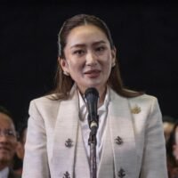 Thailands designierte Premierministerin Paetongtarn Shinawatra spricht mit Mitgliedern der Pheu Thai Partei mit Reportern während einer Pressekonferenz in der Parteizentrale der Pheu Thai in Bangkok, Thailand, am Freitag, den 16. August 2024. (AP Foto/Wason Wanichakorn)