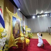 Premierministerin Paetongtarn Shinawatra zollt einem Bild Seiner Majestät des Königs Respekt, als sie am 18. August im Hauptquartier der Pheu Thai Partei in der Vibhavadi Rangsit Road in Bangkok die königliche Bestätigung als 31. Premierministerin Thailands erhält. (Foto: Government House) Seine Majestät der König hat das vom neuen Premierminister Paetongtarn Shinawatra vorgeschlagene 35-köpfige Kabinett gebilligt.