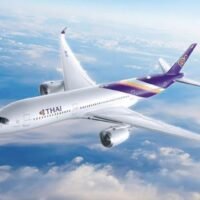 Thai Airways International Public Co., Ltd. hat am 3. September bestätigt, dass sie ihre Airbus A350-Flotte weiter betreiben wird, trotz jüngster Berichte, dass Cathay Pacific, die nationale Fluggesellschaft der Sonderverwaltungszone Hongkong, ihre gesamte Flotte von 48 Airbus A350-Flugzeugen vorübergehend stillgelegt hat. Die Entscheidung von Cathay Pacific folgte der Feststellung eines Motorkomponentenfehlers in einem ihrer Flugzeuge, das ein von Rolls-Royce hergestelltes Triebwerk verwendete, das nach dem Start eine Fehlfunktion aufwies.