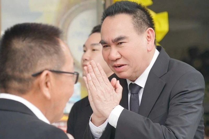 In einer unerwarteten Wendung des Online-Schicksals ist Date-it Khaothong, Abgeordneter der Demokratischen Partei, ins Zentrum des Spotts in den sozialen Medien geraten, nachdem er sich versehentlich auf Facebook selbst gelobt hatte. Das Missgeschick ereignete sich inmitten politischer Umwälzungen, als Paetongtarn Shinawatra, Vorsitzende der Pheu Thai Partei, zur neuen Premierministerin Thailands ernannt wurde, obwohl sie noch auf die königliche Bestätigung wartet, bevor sie ihr Amt offiziell antreten kann.