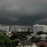 Thailand muss heute mit schweren Wetterbedingungen rechnen. Das Wetteramt (TMD) hat Warnungen vor heftigen Regenfällen, starken Winden und möglichen Sturzfluten für 51 Provinzen herausgegeben. Die nördlichen und nordöstlichen Regionen werden voraussichtlich besonders betroffen sein. In 70 % dieser Gebiete wird Regen erwartet.