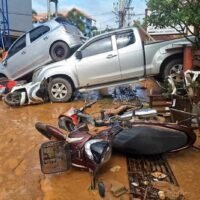 Das thailändische Kabinett hat einem Antrag des Innenministeriums stattgegeben, 3,04 Milliarden Baht (91 Millionen US-Dollar) aus dem Staatshaushalt bereitzustellen, um den Opfern des Hochwassers und der Überschwemmungen im ganzen Land zu helfen.