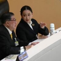 Thailands stellvertretender Premierminister Phumtham Wechayachai (links) spricht mit Thailands Premierminister Paetongtarn Shinawatra, bevor er am Donnerstag, den 12. September 2024, im Parlament in Bangkok, Thailand, die politische Erklärung abgibt. Paetongtarn erschien zum ersten Mal im Parlament, um darzulegen, wie ihre Regierung das Land verbessern will. (AP Foto/Sakchai Lalit)