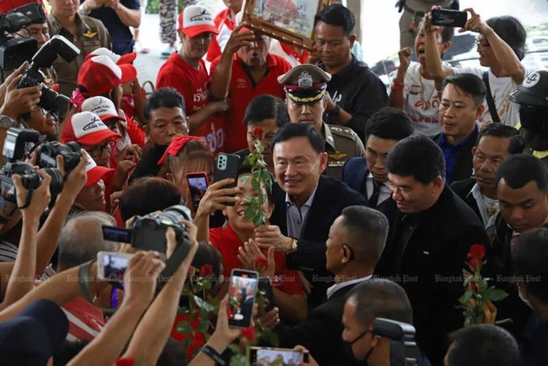 Der regierenden Pheu Thai Partei droht erneut ihre Auflösung: Der Vorsitzende der Thai Pakdee Partei, Warong Dechgitvigrom, hat die Wahlkommission aufgefordert zu untersuchen, ob der ehemalige Premierminister Thaksin Shinawatra die Partei illegal kontrolliert.Der Oppositionspolitiker reichte seine Petition am Mittwoch im Büro der EC ein.