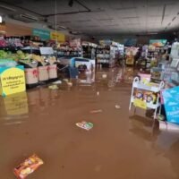 Über die Ufer getretener Mekong überschwemmt wichtiges Geschäftsviertel in der Provinz Bueng Kan. Die Gemeinde Seka in der Provinz Bueng Kan wurde am Freitag von Überschwemmungen heimgesucht, die auf die seit Donnerstag einsetzenden heftigen Regenfälle und das aus den Provinzbezirken Si Wilai und Phon Charoen herabfließende Wasser zurückzuführen waren, berichtete ein Provinzbeamter am Samstag.
