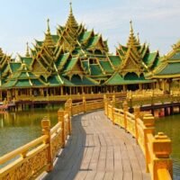 Thailand bereitet sich darauf vor, seine Tourismuslandschaft mit einer Reihe neuer künstlicher Attraktionen neu zu gestalten, und der private Sektor ist bereits auf den Zug aufgesprungen. Die Regierung entwirft Pläne für Unterhaltungskomplexe, zu denen auch legale Casinos gehören sollen, was eine mutige neue Richtung für die Tourismusstrategie des Landes markiert.