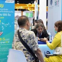 2,4 Millionen „gefährdete“ Kreditnehmer geben Anlass zur Sorge. Untersuchungen zeigen, dass es für Einzelpersonen mit Schulden von über einer Million Baht schwierig ist, ihre Schulden zurückzuzahlen. Verbraucher suchen auf der Money Expo 2024 in Bangkok in einer Schuldenklinik der Bank of Thailand Rat zu Schuldenlösungen.