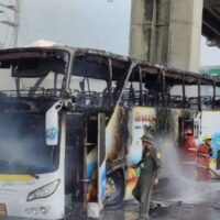 Nach dem tragischen Brand eines Schulbusses hat das Verkehrsministerium beunruhigende erste Ergebnisse aus landesweiten Inspektionen von Bussen mit Erdgasantrieb (CNG) in ganz Thailand bekannt gegeben . Bisher wurden 5 % der inspizierten Busse als defekt eingestuft.