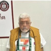 . Ein 82-jähriger Schweizer wurde am internationalen Flughafen von Phuket festgenommen, nachdem die Sicherheitskräfte in seinem Gepäck eine Pistole gefunden hatten. Der Schweizer Staatsbürger Kurt Fritz L., ein scheinbar bescheidener Rentner, wurde vorgestern Abend, am 7. Oktober, am Gate 81 des internationalen Passagierterminals angehalten.