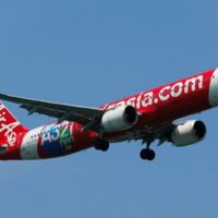 Ein Flug der Thai AirAsia geriet in eine lebensgefährliche Situation, die wie aus einem Hollywood-Blockbuster hätte stammen können, als ihm die Landeerlaubnis auf einem Flughafen in Indien verweigert wurde. Die Passagiere fürchteten um ihr Leben, als das Flugzeug unglaubliche 45 Minuten lang kreisen musste und nur noch Treibstoff für 30 Minuten im Tank hatte.