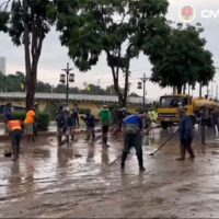 Die Stadtverwaltung von Chiang Mai begann am Montag mit umfassenden Aufräumarbeiten , nachdem die gewaltige Flut , die die nördliche Stadt lahmgelegt hatte, allmählich abfloss .