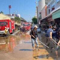 Die Aufräumarbeiten nach der Überschwemmung in der Gemeinde Chiang Mai wurden ausgeweitet, da das Wasser am Dienstag weiter zurückging, doch die Gemeinden am Flussufer in der angrenzenden Provinz Lamphun wurden vor einer nahenden Überschwemmung gewarnt .