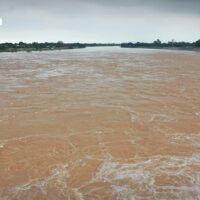 Aufgrund der verstärkten Wasserableitung aus dem Chao Phraya Staudamm wurde für Bangkok und zehn Provinzen in der Zentralregion eine Hochwasserwarnung herausgegeben. Die Gefahr folgt auf ein instabiles Wetter in Nordthailand mit Gewittern, starkem Wind und heftigen Regenfällen.