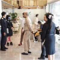 Ein Team des Office of Consumer Protection Board (OCPB) durchsuchte die Büros der iCon Group, um die Produkte zu überprüfen, nachdem einige Leute bei der Polizei Anzeige erstattet hatten, dass sie Hunderttausende bis hin zu Millionen Baht verloren hätten, nachdem sie in dieses Unternehmen investiert hatten, berichtete Amarin TV gestern (11. Oktober).