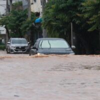 Laut dem thailändischen Industrieverband (FTI) geraten aufgrund des nachlassenden Wirtschaftswachstums immer mehr kleine und mittlere Unternehmen ( KMU ) aufgrund von Schulden und sinkenden Umsätzen in finanzielle Schwierigkeiten. Das FTI schätzt die durch die Überschwemmung entstandenen Schäden an Häusern und Unternehmen im Norden auf 30 bis 50 Milliarden Baht