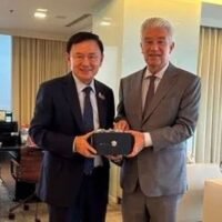 In einer bemerkenswerten diplomatischen Geste teilte der deutsche Botschafter in Thailand, Dr. Ernst Reichel, auf der Social-Media Plattform X ein Foto, das ein Treffen mit Thailands ehemaligem Premierminister Thaksin Shinawatra festhält. Dem Post war eine Nachricht beigefügt, in der es hieß: „Ich fühle mich heute geehrt, den ehemaligen Premierminister Thaksin Shinawatra zu einem freundlichen und aufrichtigen Gespräch zu treffen.“