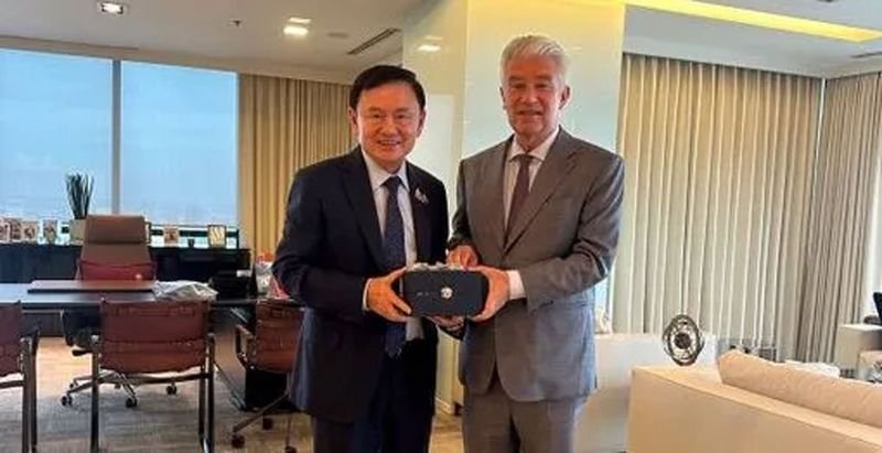 In einer bemerkenswerten diplomatischen Geste teilte der deutsche Botschafter in Thailand, Dr. Ernst Reichel, auf der Social-Media Plattform X ein Foto, das ein Treffen mit Thailands ehemaligem Premierminister Thaksin Shinawatra festhält. Dem Post war eine Nachricht beigefügt, in der es hieß: „Ich fühle mich heute geehrt, den ehemaligen Premierminister Thaksin Shinawatra zu einem freundlichen und aufrichtigen Gespräch zu treffen.“