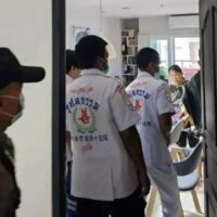 Ein Deutscher wurde gestern tot in seinem Hotelzimmer in Patong aufgefunden , nachdem er Fieber und Schwindelgefühle verspürt hatte . Der Vorfall veranlasste die Polizei, eine ärztliche Untersuchung anzufordern, um die Todesursache festzustellen.