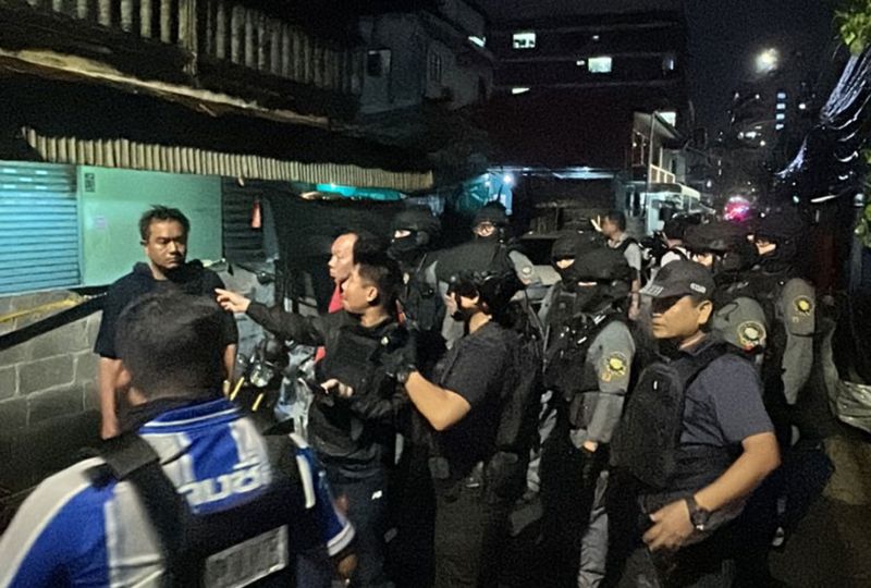 Ein bewaffneter Mann, der vor einem Haftbefehl floh, nahm am Donnerstagabend in einem Haus in der Soi Inthamara 29 im Bangkoker Stadtteil Phaya Thai Kinder als Geiseln.Der etwa 180 Zentimeter große und Tarnkleidung tragende Mann sei in das Haus eingedrungen, in dessen zweiter Etage sich eine unbekannte Anzahl Kinder aufhielt, sagte Oberstleutnant Woraphat Sujkthai, stellvertretender Leiter der Polizeiwache Bang Sue.