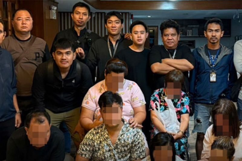 Philippinische Taschendiebe gestehen, in Bangkok gezielt Touristen angegriffen zu haben. Die Verdächtigen sagen, ein Teil des gestohlenen Geldes sei an einen philippinischen Broker überwiesen worden. Die Polizei von Thong Lo verhaftet neun Mitglieder einer philippinischen Taschendieb-Bande und macht mit einigen von ihnen ein Foto, auf dem ihre Gesichter unkenntlich gemacht sind. (Foto: Police TV)