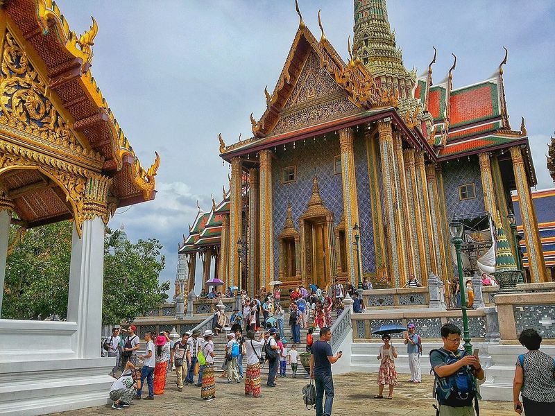 Die Tourismusbranche befindet sich derzeit in einer Notlage, da der thailändische Tourismusrat (TCT) einen deutlichen Vertrauensverlust in den Sektor meldet. Der Tourismusvertrauensindex für das dritte Quartal ist auf 68 gesunken, ein starker Rückgang gegenüber dem vor der Pandemie ermittelten Wert von 100 und sogar noch weniger als der Wert von 79 im Vorquartal.