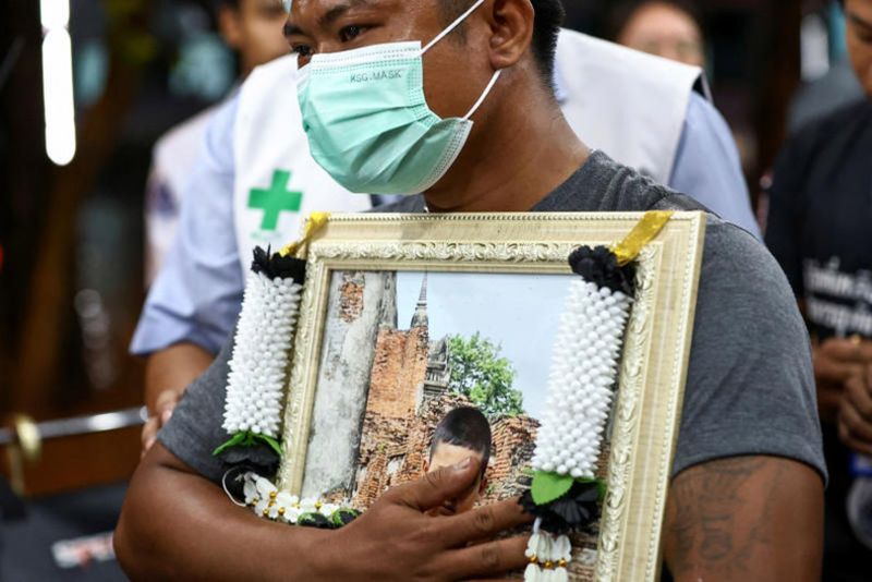 Ein Familienmitglied reagiert, als er zur Beerdigung der Kinder der Wat Khao Phraya Schule kommt, die in einem Bus ums Leben kamen, der während eines Schulausflugs in Bangkok in der Provinz Uthai Thani, Thailand, in Flammen aufging, 2. Oktober 2024. (Reuters-Foto)