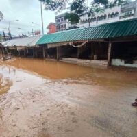 Die Überschwemmungen im Bezirk Mae Sai in Chiang Rai haben nachgelassen, nachdem der Sai-Fluss am Donnerstag über die Ufer getreten war, woraufhin Arbeiter das Flussufer auf der thailändischen Seite verstärkten.