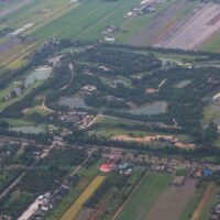 Der politische Aktivist Ruangkrai Leekitwattana sagt, er werde die Wahlkommission (EC) am Dienstag auffordern, das ethische Verhalten von Premierministerin Paetongtarn Shinawatra im Zusammenhang mit ihren Anteilen am Alpine Golf and Sports Club zu untersuchen. Das Unternehmen kaufte ein umstrittenes Klostergrundstück in Pathum Thani, auf dem sich der Alpine Golf Club und ein Wohnkomplex befinden.