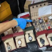 Beamte der Behörde konfiszierten 19 Luxusuhren, Amulette, Goldketten, Schuhe und Markentaschen aus einem gemieteten Zimmer in Soi Ramintra 9 im Bangkoker Stadtteil Bang Khen. Zwei der Uhren, Schweizer Luxusmodelle von Richard Mille, haben einen Wert von über 33 Millionen Baht.