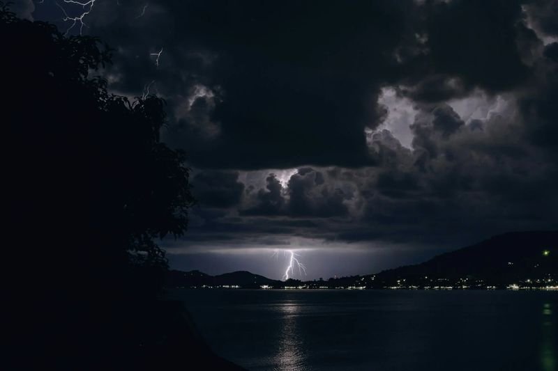 Das thailändische Wetteramt (TMD) sagt für morgen (11. Oktober) Gewitter für 40 Provinzen voraus, wobei Bangkok mit 70 % am stärksten betroffen sein dürfte. In der südlichen Region herrscht Überschwemmungsgefahr, während im Norden Thailands am Morgen kühles Wetter herrschen wird.