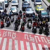 Fahrzeuge warten am Samstag an einer Ampel an der Asok-Kreuzung in Bangkok. Das Rathaus begrüßt den Vorschlag der Regierung, Autofahrern für das Befahren stark befahrener Straßen eine Gebühr zu berechnen, um Geld für den Rückkauf von Konzessionen für Elektrozüge von privaten Unternehmen im Wert von 200 Milliarden Baht aufzubringen. (Foto: Nutthawat Wichieanbut)