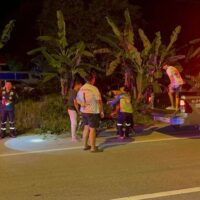 Heute ereignete sich ein dramatischer Zwischenfall, als ein mutiger Mann mit seinem Pickup-Truck rückwärts in ein Motorrad fuhr , dessen Fahrer wahllos auf diverse Fahrzeuge geschossen hatte . Die Polizei hat den Verdächtigen identifiziert und steht kurz davor, einen Haftbefehl wegen versuchten Mordes zu erlassen.