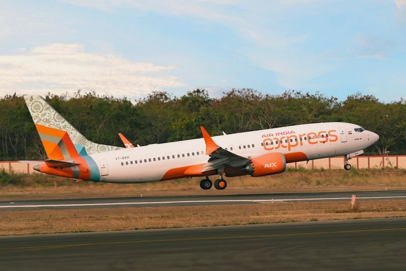 Die Luftwaffe Singapurs hat am späten Dienstagabend als Reaktion auf eine Bombendrohung auf einem Flug von Air India Express in den Stadtstaat zwei Kampfjets mobilisiert, sagte der Verteidigungsminister. An Bord des Flugzeugs wurden keine bedrohlichen Gegenstände gefunden, sagt die Polizei