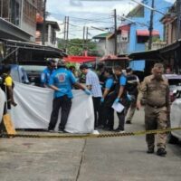 Ein Mann in Phuket wurde gestern, am 13. Oktober, tödlich angeschossen, als er versuchte, vor seinem Angreifer in der Nähe der Polizeiwache Kathu zu fliehen. Der Vorfall ereignete sich im Anschluss an einen Streit zwischen den beiden, der tödliche Ausmaße annahm