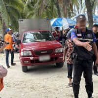 Am Bang Saen Beach in Chon Buri brach ein Streit aus, als ein Gemeindebeamter Touristen aufforderte , einem am Strand fahrenden Eislieferwagen Platz zu machen , und behauptete, er sei der Sohn des Bürgermeisters. Der Vorfall löste öffentliche Empörung aus und führte zu einem hitzigen Wortwechsel.