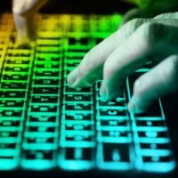 Mehr als 200 Personen haben sich bei der für Internetkriminalität zuständigen Polizei beschwert und behauptet, sie seien durch Betrug zum Kauf von Goldschmuck im Internet verleitet worden. Angeführt von der Foundation Campaigning to Reclaim Social Justice suchten die Opfer am Montag das Cyber Crime Investigation Bureau (CCIB) auf, um Anzeige zu erstatten.