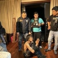 Ein Mann, der kürzlich gegen Kaution freigelassen wurde, schnitt seine elektronische Überwachungsfessel ab und nahm seine Freundin in einem Wohnblock in Chon Buri als Geisel. Nachdem die Verhandlungen gescheitert waren, stürmte die Polizei die Wohnung, rettete die Frau und nahm den Verdächtigen fest.