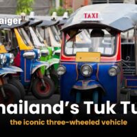 Wenn Sie Thailand noch nicht kennen, denken Sie wahrscheinlich an das berühmte Tuk Tuk , das dreirädrige Freiluftfahrzeug, das in Städten wie Bangkok, Pattaya, Chiang Mai und Phuket herumschwirrt . Tuk Tuks sind mehr als nur ein Fortbewegungsmittel, sie sind ein kulturelles Erlebnis und bieten Ihnen einen Blick aus der Nähe auf die lebhaften Straßen. Aber bevor Sie aufsteigen, gibt es ein paar Dinge, die Sie wissen oder beachten sollten, um das Beste aus Ihrem Tuk Tuk-Abenteuer zu machen.