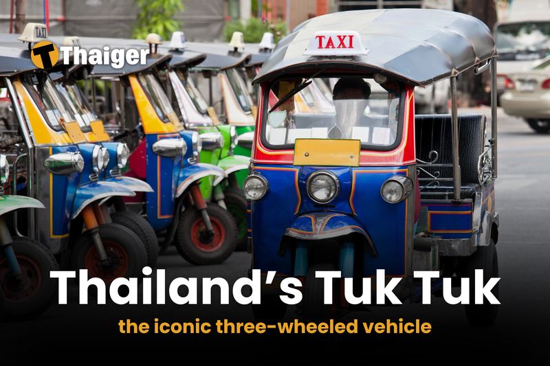 Wenn Sie Thailand noch nicht kennen, denken Sie wahrscheinlich an das berühmte Tuk Tuk , das dreirädrige Freiluftfahrzeug, das in Städten wie Bangkok, Pattaya, Chiang Mai und Phuket herumschwirrt . Tuk Tuks sind mehr als nur ein Fortbewegungsmittel, sie sind ein kulturelles Erlebnis und bieten Ihnen einen Blick aus der Nähe auf die lebhaften Straßen. Aber bevor Sie aufsteigen, gibt es ein paar Dinge, die Sie wissen oder beachten sollten, um das Beste aus Ihrem Tuk Tuk-Abenteuer zu machen.