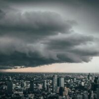 Die Wetterbedingungen für heute (17. Oktober) sehen eine Monsunrinne vor, die durch die zentralen, östlichen und südlichen Regionen, darunter Bangkok, zieht und in 60 % der Region Regen bringt, an manchen Orten auch heftige Schauer. Seefahrern wird geraten, aufgrund des hohen Wellengangs vorsichtig zu navigieren.