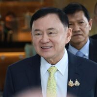 Die thailändische politische Landschaft erlebt derzeit einen weiteren Aufruhr, da der ehemalige demokratische Abgeordnete Charnchai Issarasenarak versucht, den ehemaligen Premierminister Thaksin Shinawatra wieder ins Gefängnis zu bringen.