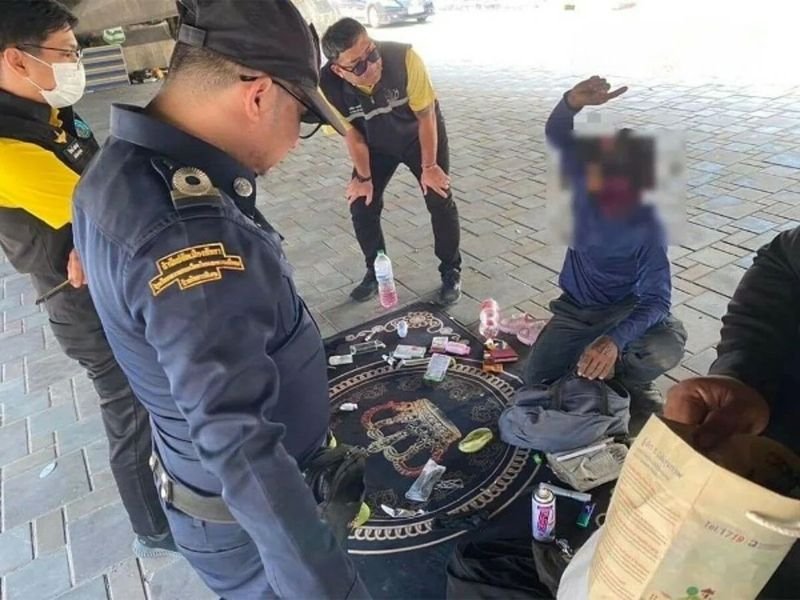 Am 7. Oktober, gingen Beamte der Stadt Pattaya auf die Straße, um Obdachlosen-Hotspots zu beseitigen und das makellose Image der Stadt für Touristen zu wahren . Die Razzia zielte auf Schlüsselbereiche ab, darunter die Bali Hai-Überführung , die Thappraya-Kreuzung an der Pattaya Third Road und die Pattaya Second Road , wo sie auf 10 Obdachlose trafen .