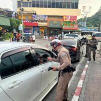 Die Verkehrsprobleme in Pattaya wurden am Dienstag, dem 15. Oktober, mit harten Maßnahmen behoben, als die Stadtbeamten mit der örtlichen Polizei , darunter dem stellvertretenden Polizeiinspektor Captain Theprot Kasemsuk, zusammenarbeiteten , um die Ordnung im geschäftigen Viertel Bali Hai wiederherzustellen .