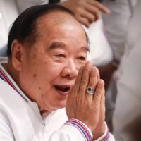 Der Vorsitzende der Palang Pracharath-Partei (PPRP) und Listenabgeordnete Prawit Wongsuwan wurde am Mittwochmorgen zum ersten Mal seit letztem Jahr im Parlament gesichtet, verließ es jedoch sofort, nachdem er seine Anwesenheitserklärung abgegeben hatte.