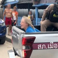 Ein 55-jähriger schottischer Tourist sorgte in einem Hotel in Pattaya für Aufsehen , nachdem er unberechenbares Verhalten an den Tag legte, das vermutlich auf den übermäßigen Konsum von Cannabis und verschreibungspflichtigen Medikamenten zurückzuführen ist .