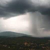 Heute prognostizierte das TMD die 24-Stunden Wetterbedingungen und stellte fest, dass Ostwinde Feuchtigkeit aus dem Südchinesischen Meer und dem Golf von Thailand bringen und die untere nordöstliche Region, die zentrale Region, einschließlich Bangkok und Umgebung, sowie die östliche Region bedecken. Dieses Wettermuster verursacht in einigen Gebieten der unteren zentralen Region, Bangkok und Umgebung sowie der östlichen Region heftige Niederschläge.