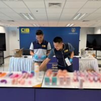 Die thailändische Polizei deckte einen massiven illegalen Sexspielzeugschmuggel im Wert von mehreren Millionen Baht auf. Am 10. Oktober verhaftete die Anti-Trafficking in Persons Division (ATPD) unter der Leitung von Generalmajor Saruti Khwaengsopha neun Personen im Zusammenhang mit dem illegalen Handel. Die Festnahmen erfolgten an Orten in Bangkok , Nakhon Pathom und Chonburi .