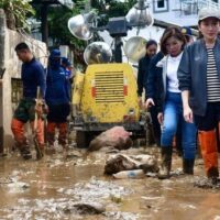 Das Katastrophenhilfezentrum für Hochwasser, Stürme und Erdrutsche, das dem stellvertretenden Premierminister Phumtham Wechayachai untersteht, wurde von Premierministerin Paetongtarn Shinawatra für die effektive Verwaltung der Hochwasserhilfe in Nordthailand gelobt.