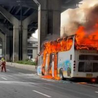 In einer ernüchternden Wendung der Ereignisse ist ein tödlicher Schulbusbrand, bei dem 23 Menschen ums Leben kamen, darunter Schüler und Lehrer aus Uthai Thani, nun Gegenstand einer umfassenden Untersuchung unter Beteiligung mehrerer thailändischer Regierungsbehörden .